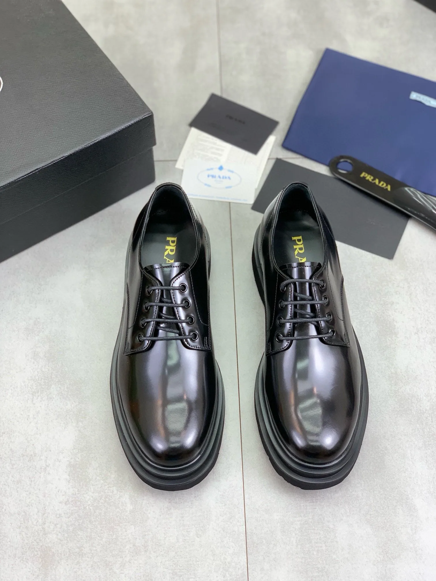 Factory price P880 💰Original quality, top version🔱 ＰＲＡＤＡPrada. Men's business casual leather shoes, top quality products. 1:1 shipment⬆️Luxurious and noble👞All imported original brand fabrics, just to create a more comfortable wearing experience. Upper: Original comfortable open edge bead-rubbed calf leather➕Top imported water-dyed full cow lining, original lightweight and comfortable TPU foam combination bottom✔️Code number: 39-44 (38.45 can be customized)